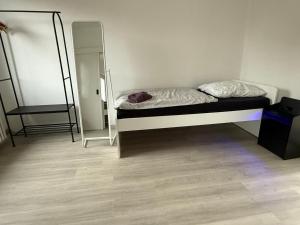 a small room with a bed and a mirror at 3-Zimmer Ferienunterkunft in Bad Salzuflen