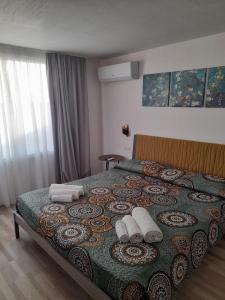a bedroom with a large bed with towels on it at B&B MARRELLA in Capilungo