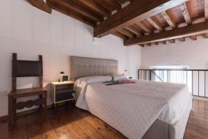 フィレンツェにあるFirenze Rentals Suite Proconsoloのベッドルーム(ベッド1台、デスク、テレビ付)