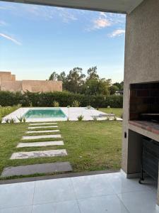 a backyard with a swimming pool and a house at Nuestro Lugar Soñado in Concepción del Uruguay