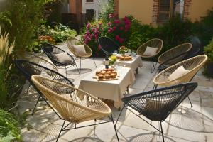 a group of chairs and a table in a garden at Séminaire Comme à la Maison - cosy, écossais & productif en Sologne in Aubigny-sur-Nère