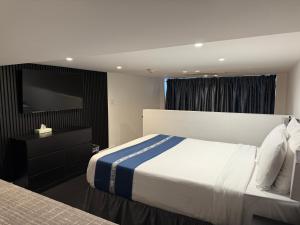 a hotel room with a bed and a flat screen tv at Nova Hotel Brooklyn in Brooklyn +86 photos