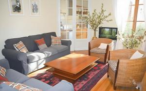 a living room with a couch and a table at Séminaire Comme à la Maison - cosy, écossais & productif en Sologne in Aubigny-sur-Nère