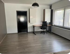 an empty office with a desk and a chair at Dar Fouad in Vilvoorde