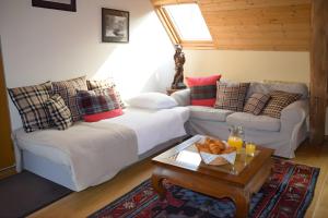 a living room with two couches and a coffee table at Séminaire Comme à la Maison - cosy, écossais & productif en Sologne in Aubigny-sur-Nère