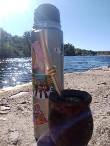 a drink bottle sitting on the beach next to the water at Latido de Montaña in Bialet Massé