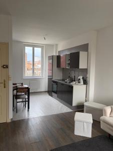a living room with a kitchen and a dining room at Petit appartement charmant in Lille
