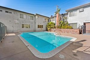 a swimming pool in front of a building at Studio Lodge Hotel in Hewitt