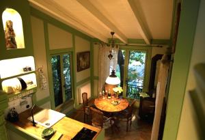 a kitchen and dining room with a table and chairs at Baumhaus auf dem Kellerberg in Fischach