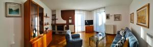 a living room with a couch and two chairs at Ca Martin in Tresivio