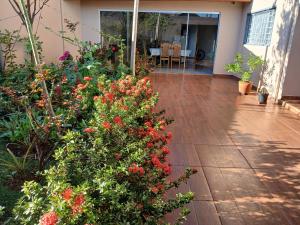 a garden with red flowers on a patio at Quartos Festa do Peão Barretos in Barretos