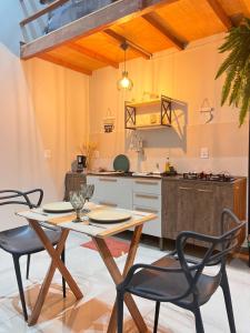 a kitchen with a table and two chairs and a counter at Apt estiloso 02 in Paragominas