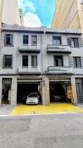 a building with a car parked in front of it at Casarão da Sé in São Paulo