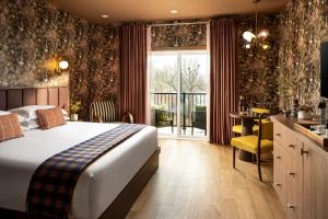 a hotel room with a bed and a table and chairs at Claramount Club in Picton +43 photos