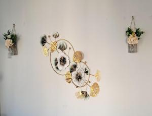 a clock on a wall with flowers on it at Wohlfühloase in der City in Luckenwalde