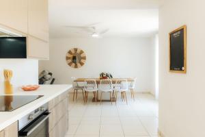 a kitchen and dining room with a table and chairs at Villa du Ruisseau in Saint-Louis +13 photos