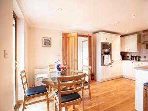 a kitchen and dining room with a table and chairs at 2 Bed in Ardross oc-ca384 in Stittenham