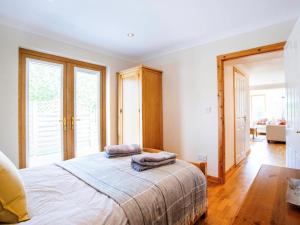 a bedroom with a bed with two towels on it at 2 Bed in Ardross oc-ca384 in Stittenham