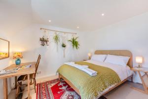 a bedroom with a bed and a desk and a table and a desk at 2 Bed in Shoreham-by-Sea oc-b29920 in Shoreham-by-Sea
