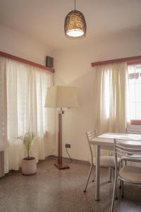 a dining room with a table and a lamp at A lo de Pepa in Tupungato
