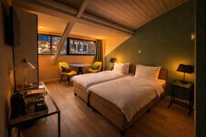 ein Schlafzimmer mit einem Bett, einem Tisch und Stühlen in der Unterkunft FLOATS by H2OTEL Rotterdam in Rotterdam + 38 Fotos