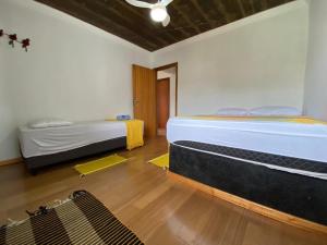 a bedroom with two beds in a room at Mountain View Guesthouse: Peaceful Retreat near Tiradentes in Prados