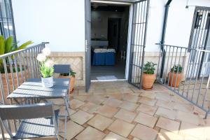 a patio with a table and chairs on a balcony at Apartamentos Turisticos Ilusiones 2 in Cazalla de la Sierra