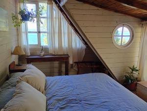 a bedroom with a bed and a window at Casa Patagónica con Vista al Lago y Jardín Ideal Familias en Bariloche in San Carlos de Bariloche