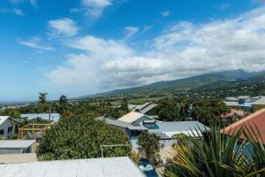 a view of a city with mountains in the background at Résidence tamarin in Rivière