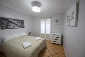 a bedroom with a bed with two towels on it at Apartamento turísticos ilusiones 1 in Cazalla de la Sierra +1 photo