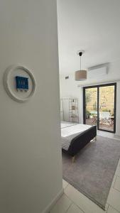 ein Schlafzimmer mit einem Bett und einem Schild an der Wand in der Unterkunft Happy Hive in Żejtun + 29 Fotos
