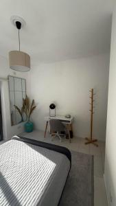 ein Schlafzimmer mit einem Bett, einem Tisch und einem Schreibtisch in der Unterkunft Happy Hive in Żejtun