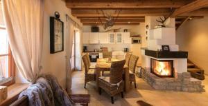 a living room with a table and a fireplace at Chalets-zum-Ilsetal-Jagd-Chalet-Nr-19 in Ilsenburg