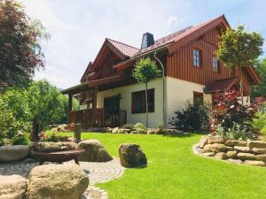 a house with a garden in front of it at Chalets-zum-Ilsetal-Jagd-Chalet-Nr-19 in Ilsenburg
