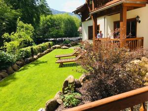 a person sitting on a bench in a garden at Chalets-zum-Ilsetal-Jagd-Chalet-Nr-19 in Ilsenburg