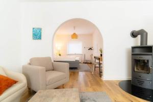 a living room with a couch and a fireplace at Lykke Suite in Handewitt