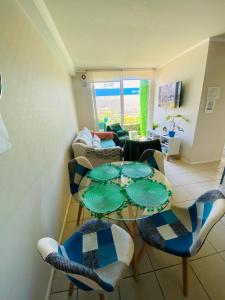 a living room with a glass table and chairs at Acogedor Apartamento 2D1B Edificio Aldunate in Temuco