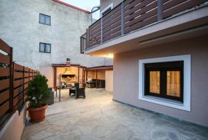 an outdoor patio with a house with a staircase at Oiti Mountain Apartments in Pavliani