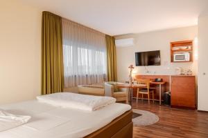 a hotel room with a bed and a table at Hotel Victoria in Hochheim am Main