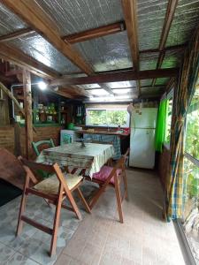 a kitchen with a table and chairs and a refrigerator at Cabaña Agustina in El Soberbio