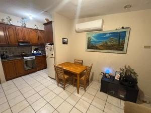 a kitchen with a wooden table and a kitchen with a kitchen at Casa compartida de 1 habitación a 10 min de la playa in La Paz