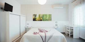 Un dormitorio blanco con una cama y una ventana. en Posada Peñarubia, en Peñarrubia