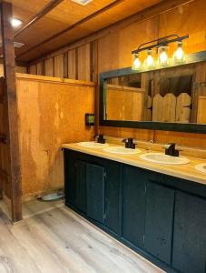 ein Badezimmer mit drei Waschbecken und einem Spiegel in der Unterkunft Rustic Ridge in Gentry + 71 Fotos