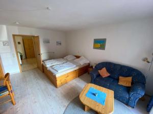 a living room with a bed and a couch at Hafenidylle-Orth-auf-Fehmarn in Orth