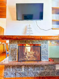a fireplace with a tv on top of it at Casa di David in Cerete