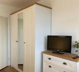 a tv sitting on top of a dresser in a room at Kaept-ns-Inn in Burgtiefe auf Fehmarn 