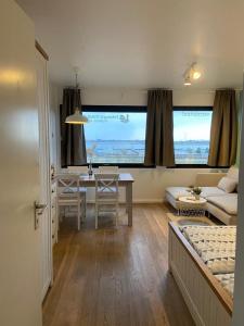 a living room with a couch and a table at Kaept-ns-Inn in Burgtiefe auf Fehmarn 