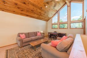 a living room with two couches and a table at Boulder Creek Lodge by Railey Vacations in McHenry