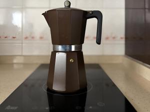 a coffee maker sitting on top of a counter at Casa 3 min andando playa AC WiFi 8 pax Doñana in Matalascañas