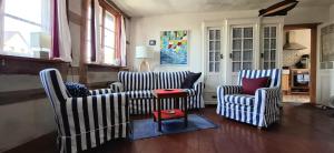 a living room with two chairs and a table at Fischerhaus Godewind 60 qm in Altwarp